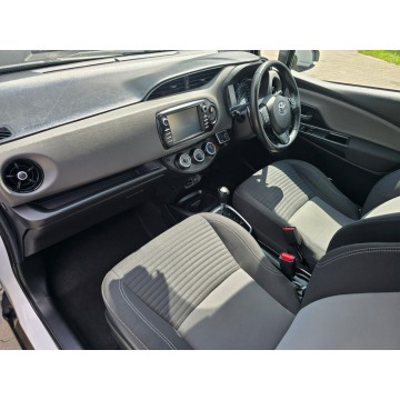 Toyota Yaris  Hatchback 2020,  1.5 benzyna, automat - Na sprzedaż za 18 900 zł - Warszawa - zdjęcie 9