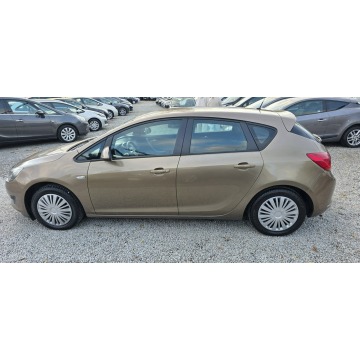 Opel Astra  Hatchback 2013,  1.4 benzyna+LPG - Na sprzedaż za 24 800 zł - Świdnica - zdjęcie 7