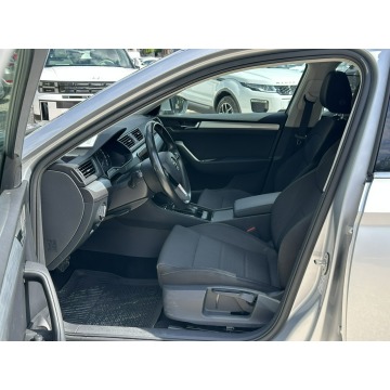 Skoda Superb  Sedan/Limuzyna 2018,  2.0 benzyna, automat - Na sprzedaż za 79 900 zł - Pęcice - zdjęcie 12