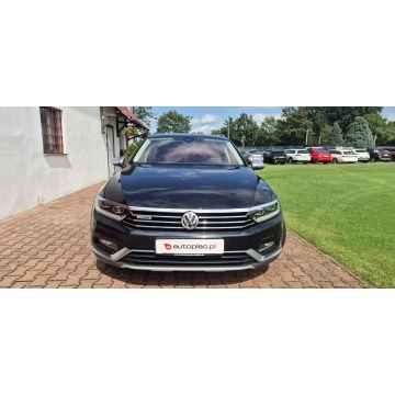 Volkswagen Passat  Kombi 2017,  2.0 benzyna, automat - Na sprzedaż za 78 800 zł - Paproć - zdjęcie 2