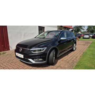 Volkswagen Passat  Kombi 2017,  2.0 benzyna, automat - Na sprzedaż za 78 800 zł - Paproć - zdjęcie 4