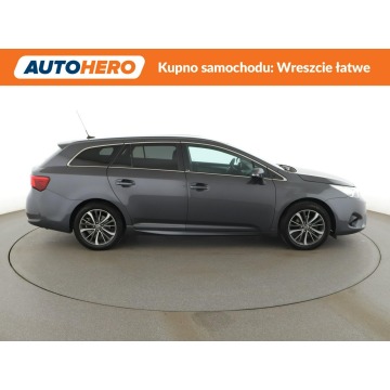 Toyota Avensis  Kombi 2017,  1.8 benzyna, automat - Na sprzedaż za 59 900 zł - Warszawa - zdjęcie 9