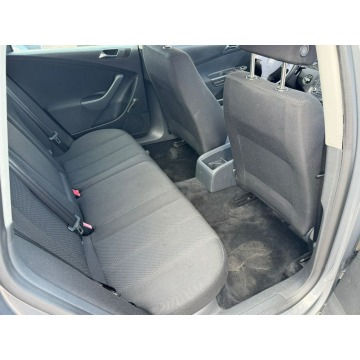 Volkswagen Passat  Kombi 2005,  1.6 benzyna - Na sprzedaż za 9 900,00 zł - Szerominek - zdjęcie 9