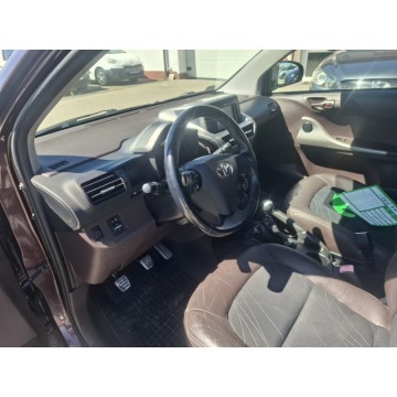 Toyota iQ  Hatchback 2010,  1.0 - Na sprzedaż za 11 500 zł - Malutkie - zdjęcie 7