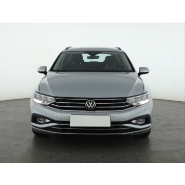 Volkswagen Passat  Kombi 2023,  1.5 benzyna, automat - Na sprzedaż za 82 999 zł - Piaseczno - zdjęcie 2