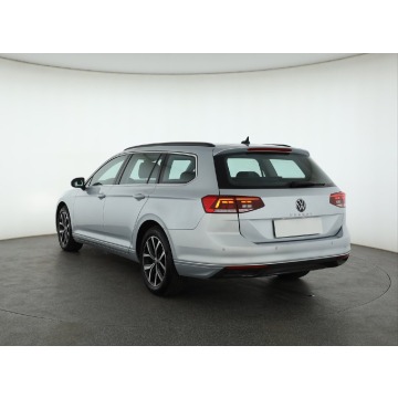 Volkswagen Passat  Kombi 2023,  1.5 benzyna, automat - Na sprzedaż za 82 999 zł - Piaseczno - zdjęcie 5