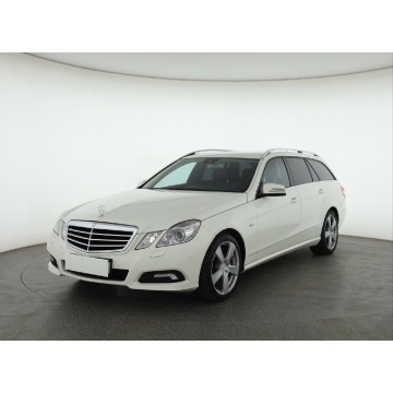 Mercedes - Benz E-klasa  Kombi 2010,  1.8 benzyna, automat - Na sprzedaż za 36 999 zł - Piaseczno - zdjęcie 3