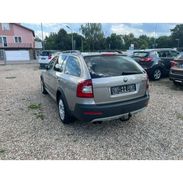 Skoda Octavia  Kombi 2010,  2.0 diesel - Na sprzedaż za 22 900 zł - Białogard - zdjęcie 9
