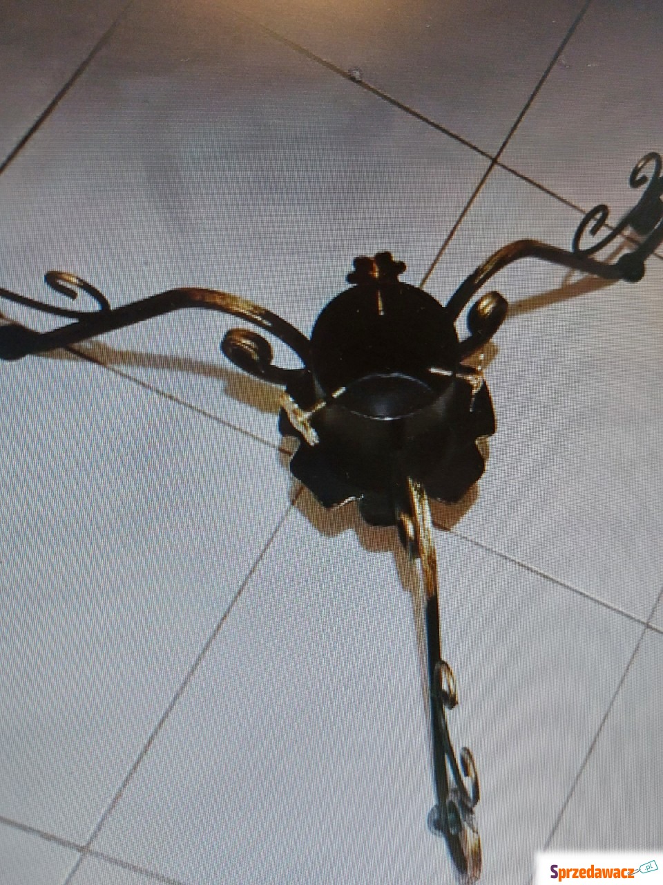 Metalowy stojak pod choinkę.