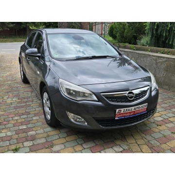 Opel Astra  Hatchback 2010,  1.7 diesel - Na sprzedaż za 15 500 zł - Wąchock - zdjęcie 1