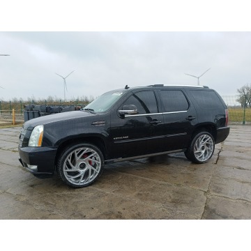 Cadillac Escalade  SUV 2013,  6.2 benzyna, automat - Na sprzedaż za 50 000 zł - Gizałki - zdjęcie 2