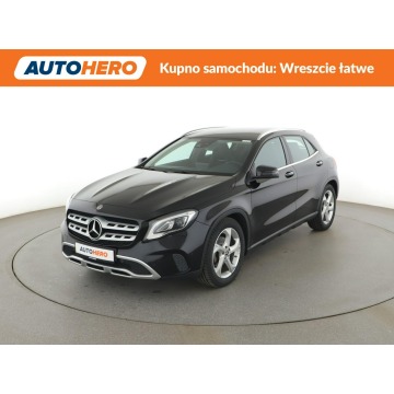 Mercedes GLA 180 - klima auto navi grzane fotele keamra i czujniki parkowania el. klapa k