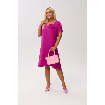 Wizytowa sukienka Ewa w kolorze magenta z falbanami i odpinaną różą na wesele PLUS SIZE XXL OVERSIZE